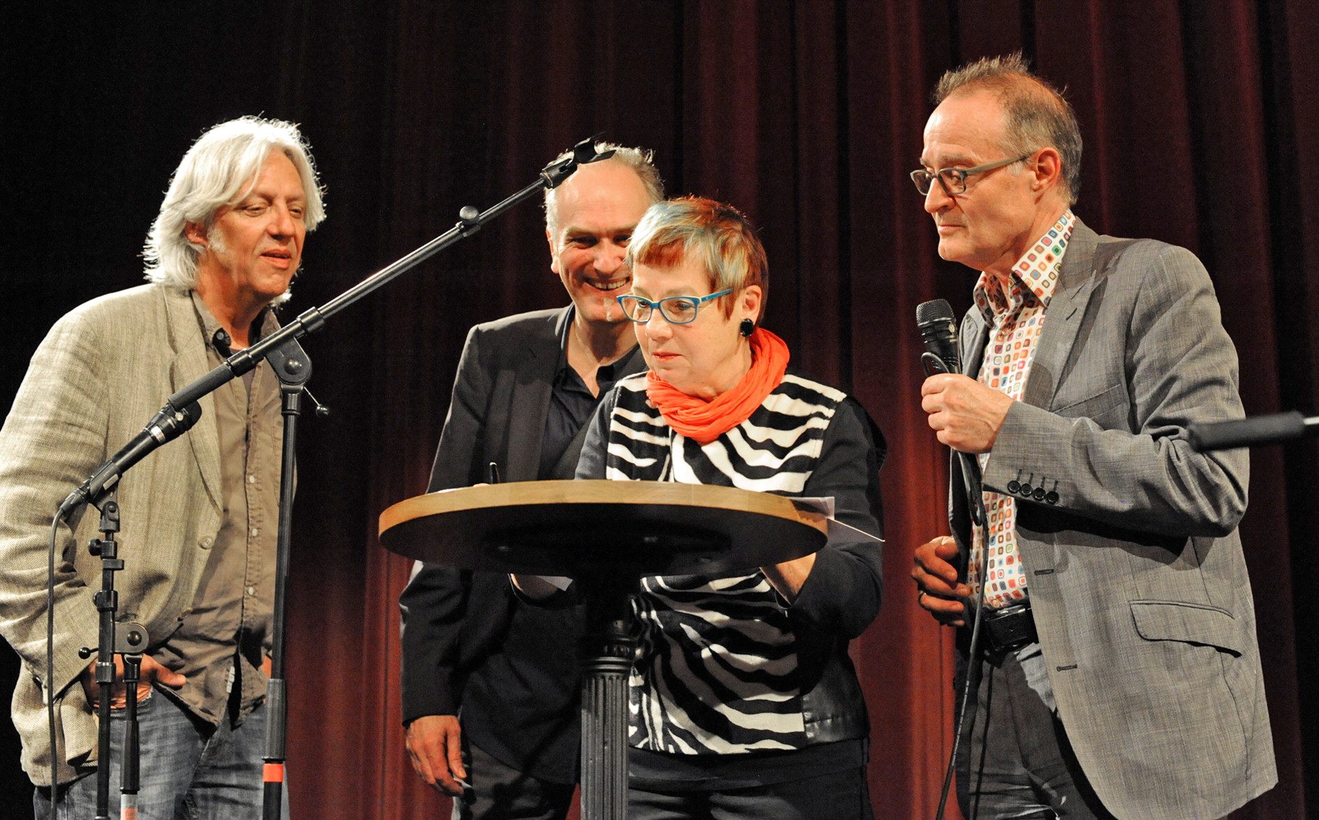 Bild: von links Hans Naef, Urs Röllin, Barbara Ackermann (alle OK Schaffhauser Jazzfestival) und Michael Kaufmann (damaliger Direktor Hochschule Luzern – Musik)